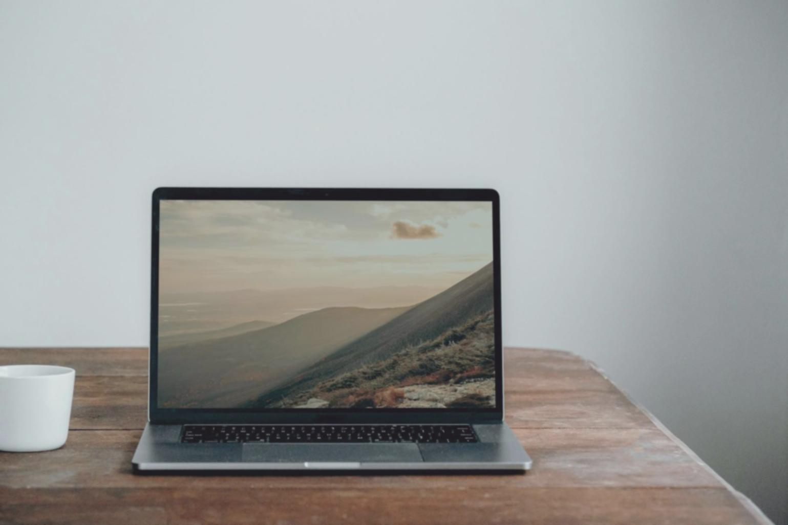 Environnement de travail moderne avec analyses financières