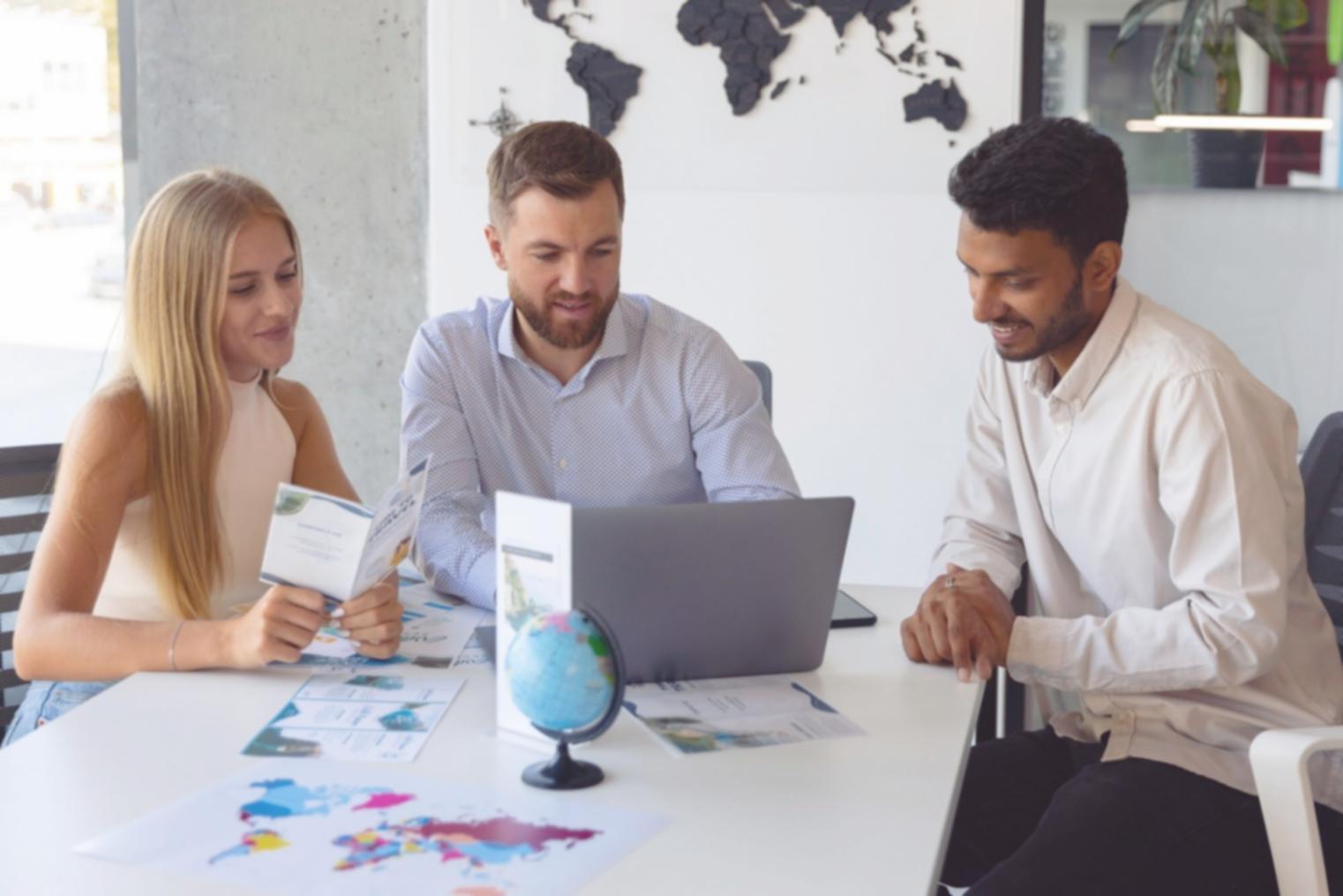 Formation en salle avec participants travaillant sur des modèles financiers